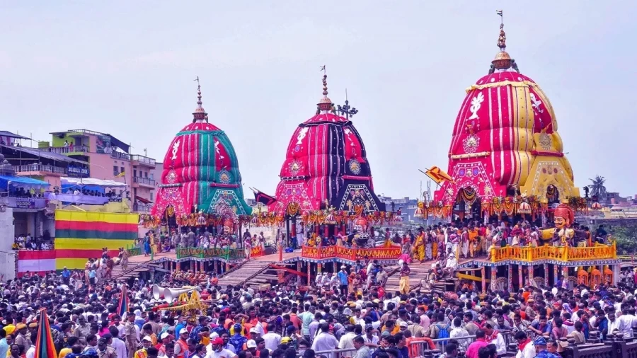 Whose shrine is it in front of which Lord Jagannath's chariot stops?