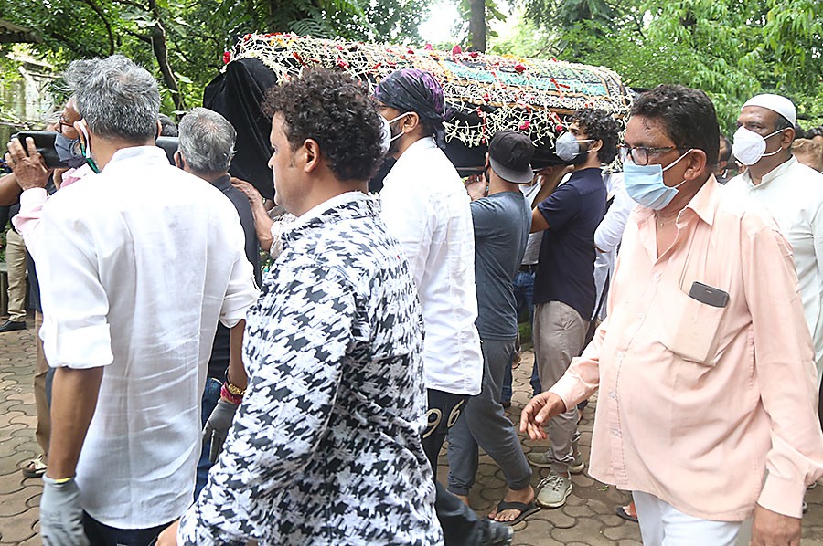 तस्वीरों में देखिए कैसे विदाई हुई कॉमेडी की दुनिया के एक सितारे की