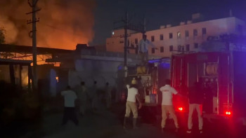 जयपुर के सीतापुरा में कार वर्कशॉप में भीषण आग, 8 लग्जरी गाड़ियां जलकर खाक
