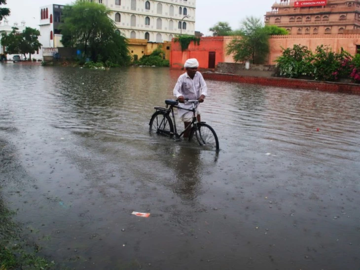 सावन के अंतिम सोमवार को जयपुर में बारिश से सड़कें दरिया बनीं