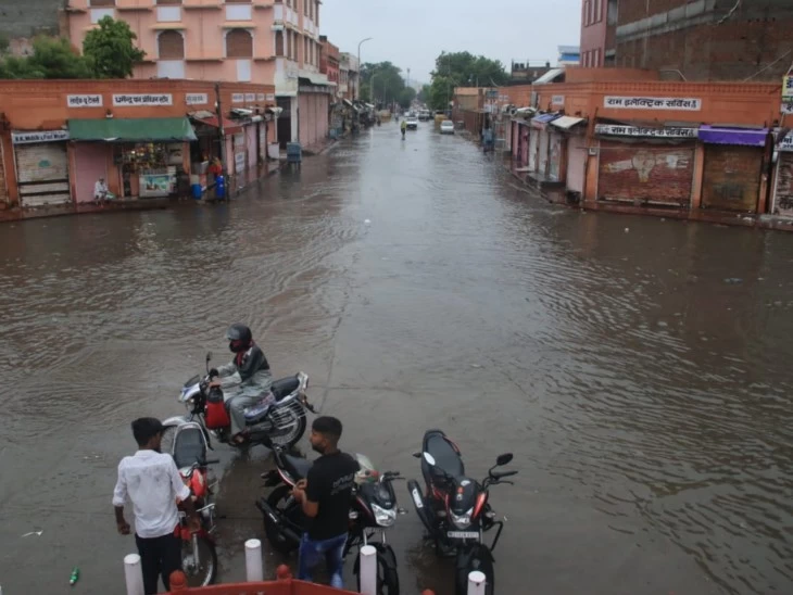 सावन के अंतिम सोमवार को जयपुर में बारिश से सड़कें दरिया बनीं