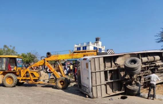 सड़क हादसे में नवविवाहित दंपत्ति की दर्दनाक मौत