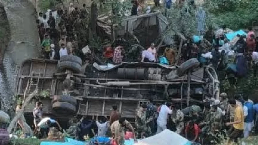 A bus carrying BSF soldiers fell into a ditch in Budgam, 3 killed, 32 injured