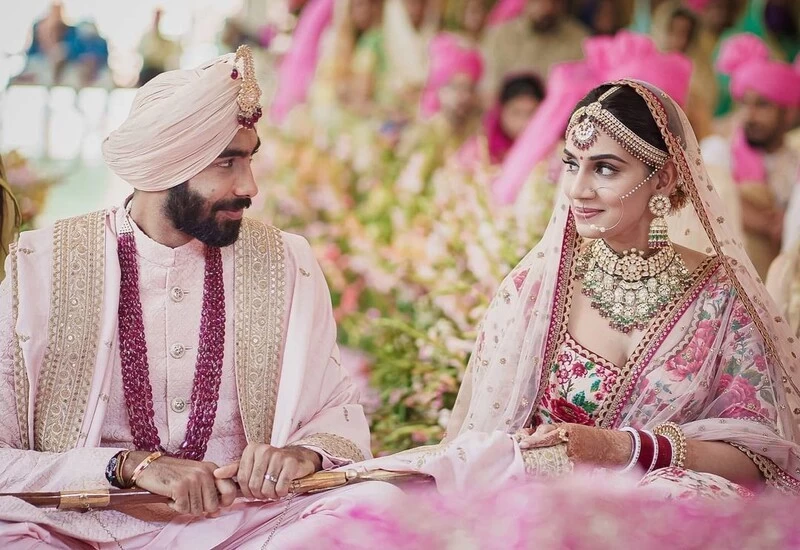 शादी के बंधन में बंधे जसप्रीत बुमराह, स्पोर्ट्स एंकर संजना के साथ लिए सात फेरे - देखें...