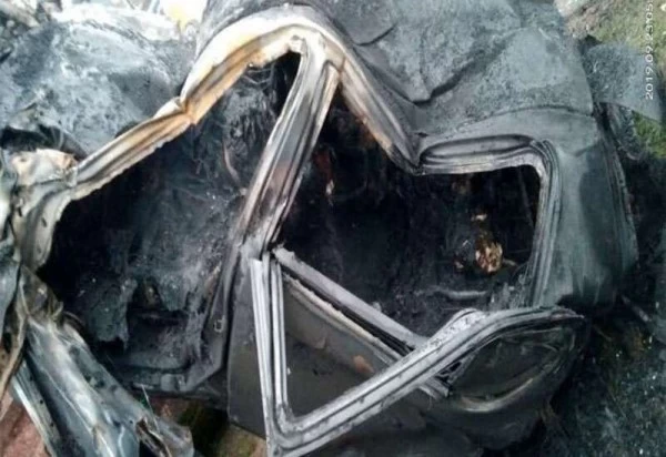 कोयले से भरा ट्रक कार पर पलटा, तीन लोग जिंदा जले, दो की हालत गंभीर