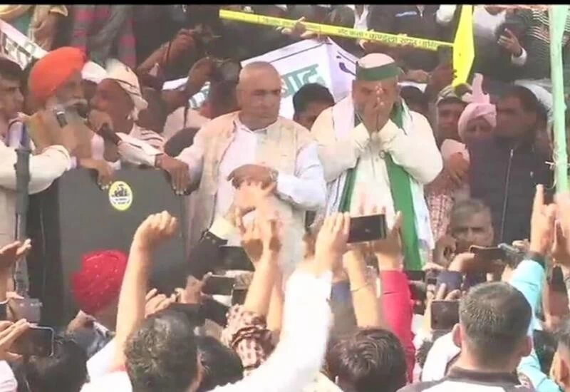 Tikait, farmer leaders fall as stage collapses at Mahapanchayat in Haryana