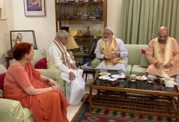 अमित शाह व पीएम मोदी जीत के बाद आशीर्वाद लेने आडवाणी व जोशी के घर पहुंचे