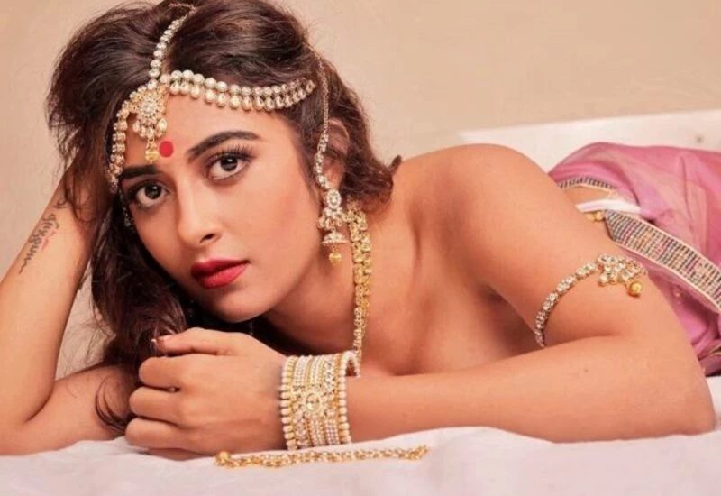 इस हॉट एक्ट्रेस ने बिना ब्लाउज में तस्वीरें शेयर कर उड़ाए FANS के होश