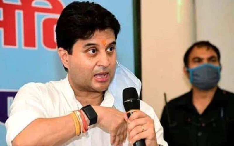 मोदी कैबिनेट में फेरबदल से कैसे गड़बड़ाया MP में BJP का बैलेंस?