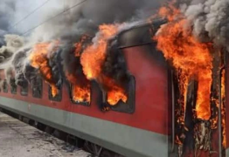 विक्रमशिला एक्सप्रेस ट्रेन पूरी तरह जलकर खाक, उपद्रवियों ने 23 बोगियों को किया आग के हवाले
