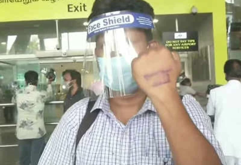 कोरोना काल की हवाई यात्रा, प्लेन से निकलते ही हाथ पर क्यों लग रही मुहर