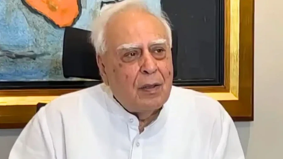 कपिल सिब्बल कॉकरोच जनता पार्टी को देंगे 1 करोड़ रुपये, छात्रों को कानूनी मदद