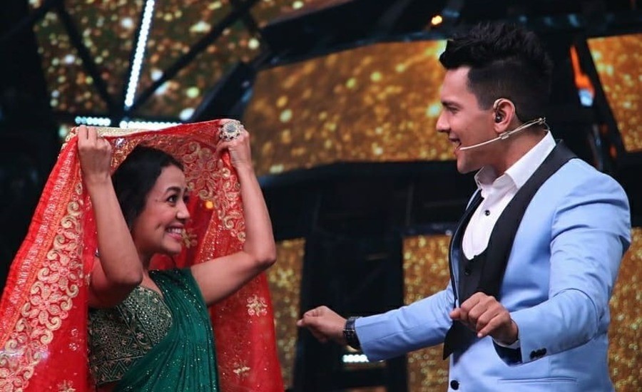 जज नेहा कक्कड़ और होस्ट आदित्य नारायण