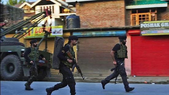 कश्मीर में सुरक्षाबल व आतंकियों की मुठभेड़ में फंसे 430 लोग सुरक्षित निकाले गए