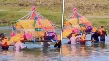 बिहार के कटिहार में सिस्टम शर्मसार: पुल के अभाव में कंधे पर अर्थी लेकर नदी पार करने को मजबूर ग्रामीण