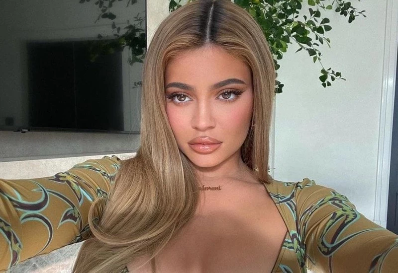 काइली जेनर दुनिया की सबसे कम उम्र की अरबपति, कि अपने बाथरूम तस्वीरें शेयर तो हो गयी ट्रोल