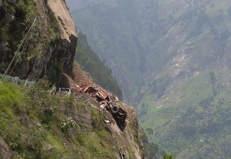 हिमाचल के किन्नौर में हुए भूस्खलन से 2 लोगों की हुई मौत, मलबे से बचाए गए 10 लोग