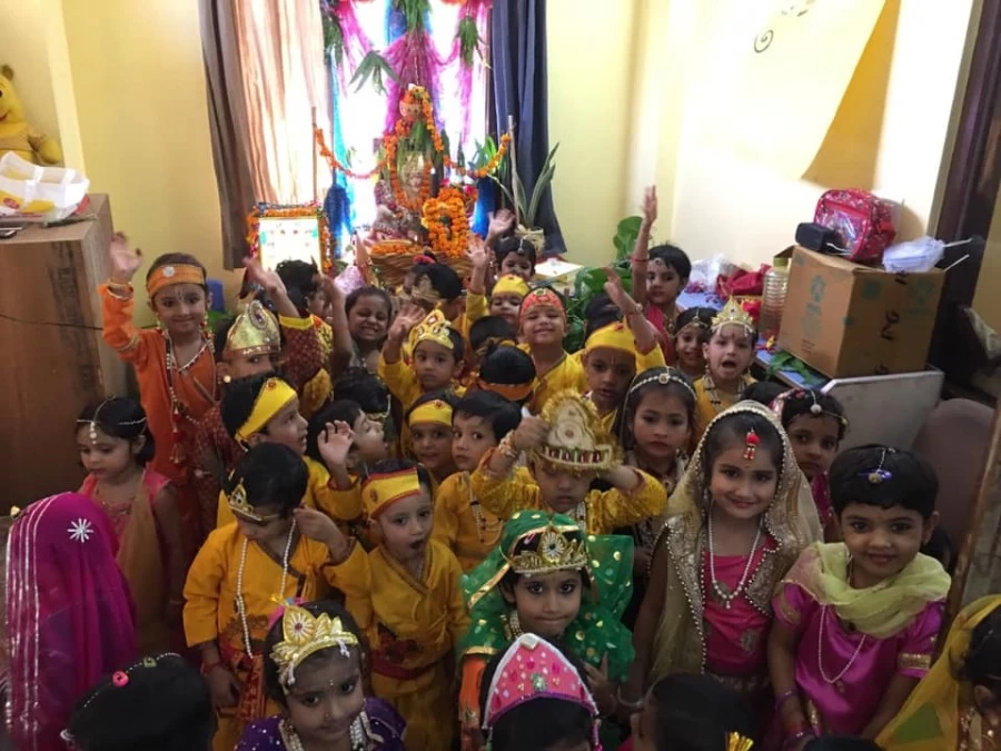 जन्माष्टमी : बीटल्स स्कूल खातीपुरा में कृष्ण और राधा बनकर आए नन्हे