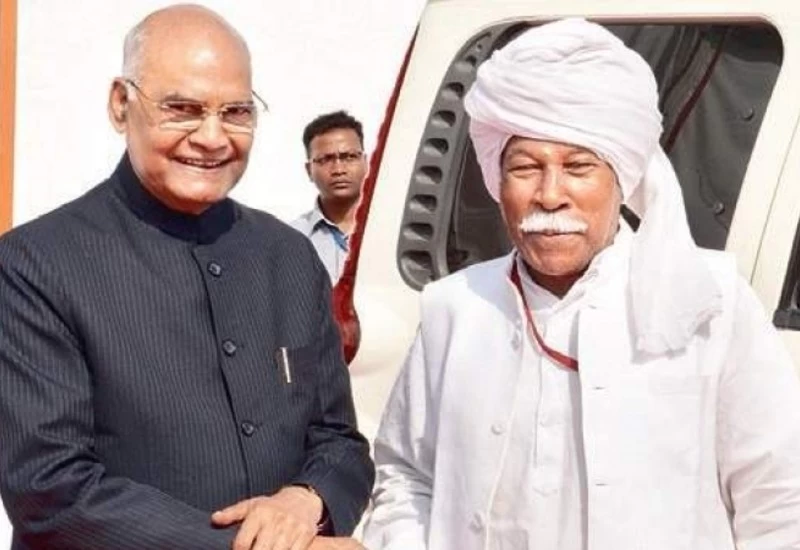 President sees friend in audience after 12 yrs, calls him on stage