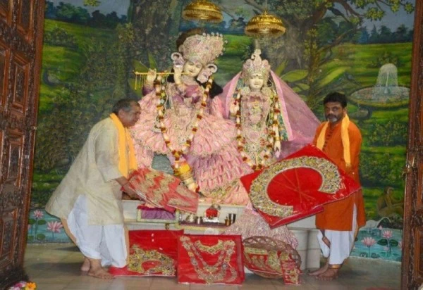 श्रीकृष्ण जन्माष्टमी पर भव्य रूप से सजी जन्मभूमि, दुनिया भर से जुटे भक्त, अद्भुत है नजारा