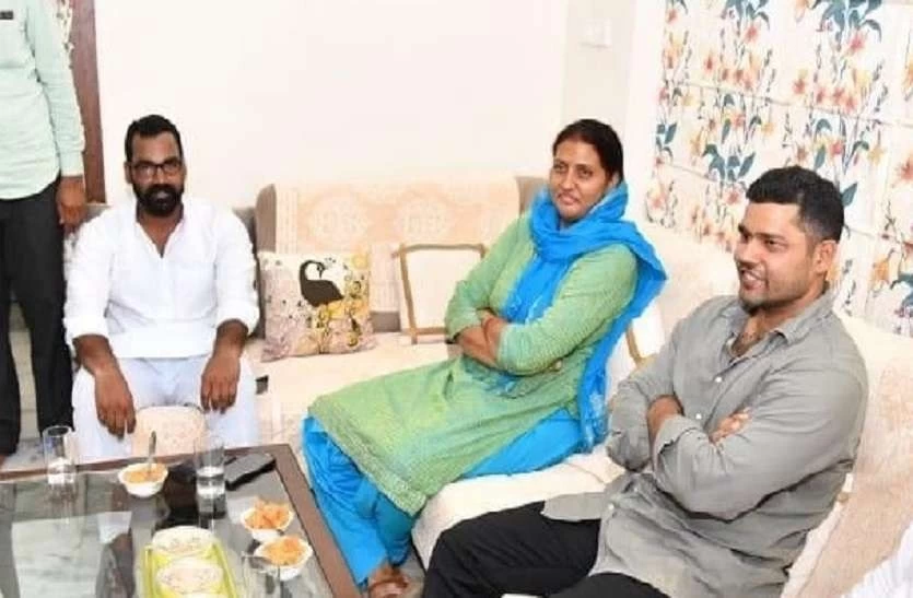 जब ‘पोलो खिलाड़ी’ मंत्री अशोक चांदना पहुंचे ‘डिस्कस थ्रो खिलाड़ी’ विधायक कृष्णा पूनिया के घर