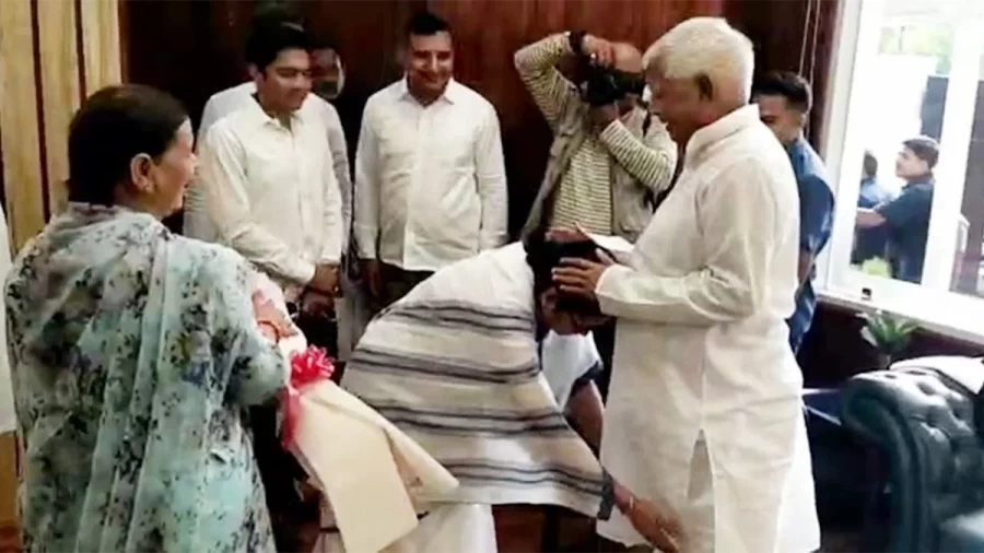 ममता बनर्जी विपक्षी बैठक में शामिल होने पहुंचीं पटना, लालू यादव के पैर छुकर लिया आशीर्वाद