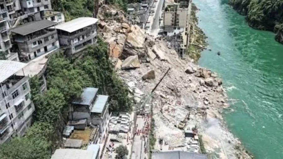 China Landslide Disaster: 8 Dead and 34 Missing in Chongqing Residential Collapse