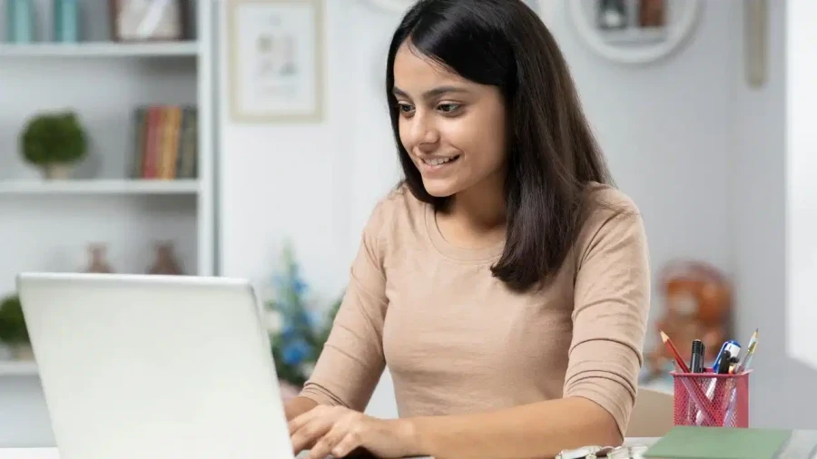 लैपटॉप की बैटरी जल्दी हो रही है खत्म? 1 मिनट में ऐसे चेक करें हेल्थ