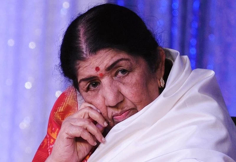 फेफड़ों के गंभीर इंफेक्शन से जूझ रही हैं गायिका लता मंगेशकर, कल रात फिर से अस्पताल में भर्ती कराया गया