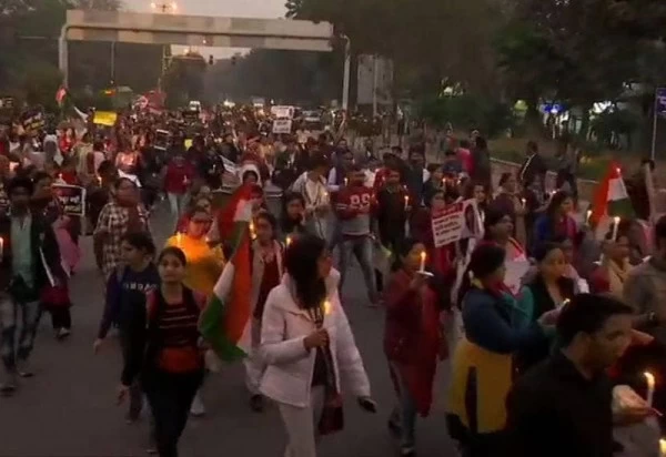 उन्नाव गैंगरेप पर फूटा गुस्सा, इंडिया गेट पर पुलिस से भिड़ीं महिलाये, कुछ लड़कियां बेहोश 