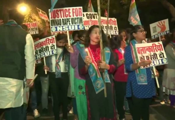 उन्नाव गैंगरेप पर फूटा गुस्सा, इंडिया गेट पर पुलिस से भिड़ीं महिलाये, कुछ लड़कियां बेहोश 