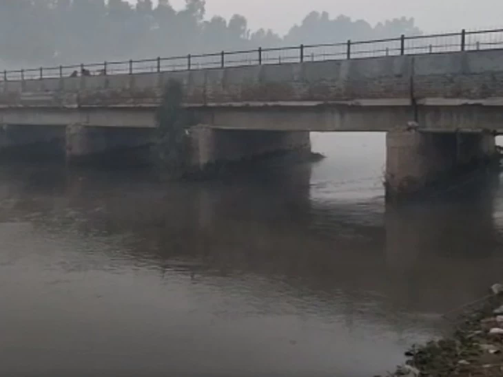 कार समेत नहर में डूबे 4 लोग,हैंड ब्रेक लगाना भूला,पीछे से कार नहर में जा गिरी