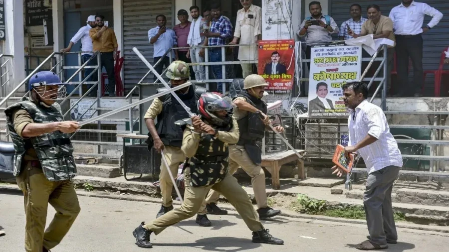 लखनऊ में वकीलों की बड़ी हड़ताल: पुलिस कार्रवाई के विरोध में 26 मई तक सामूहिक अवकाश