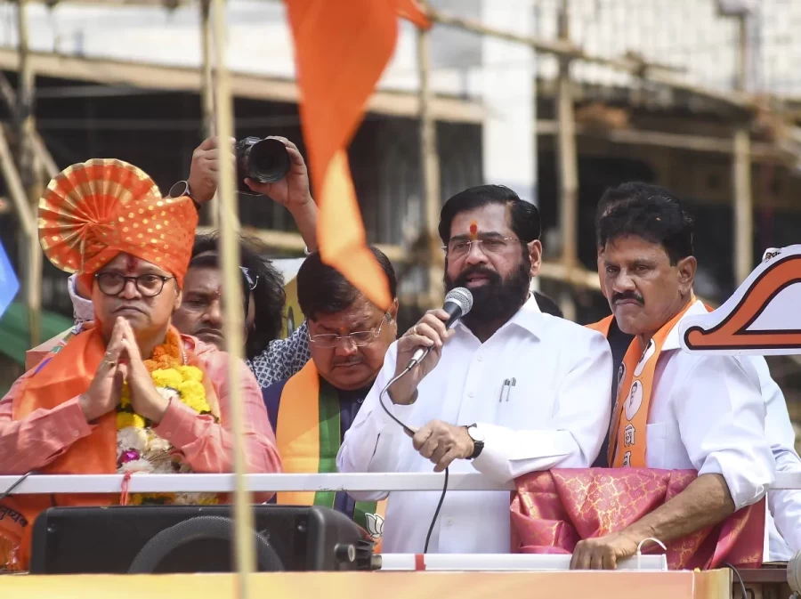 महाराष्ट्र में सियासी उथल-पुथल: शिंदे के पार्षद पांच सितारा होटल में, उद्धव ठाकरे ने जनता से मांगी माफी