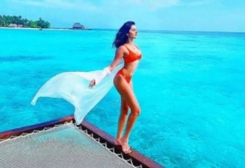 एक्ट्रेस तारा सुतारिया समंदर किनारे रेड बिकिनी ढाया कहर, फोटो हुई वायरल
