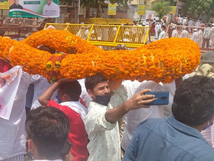 भारी माला पहनाकर किया डोटासरा का अभिनंदन