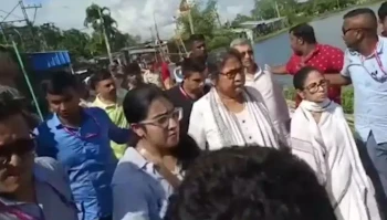 Mamata Banerjee Convoy Attacked: Mud and Shoes Thrown During Kanchrapara Visit