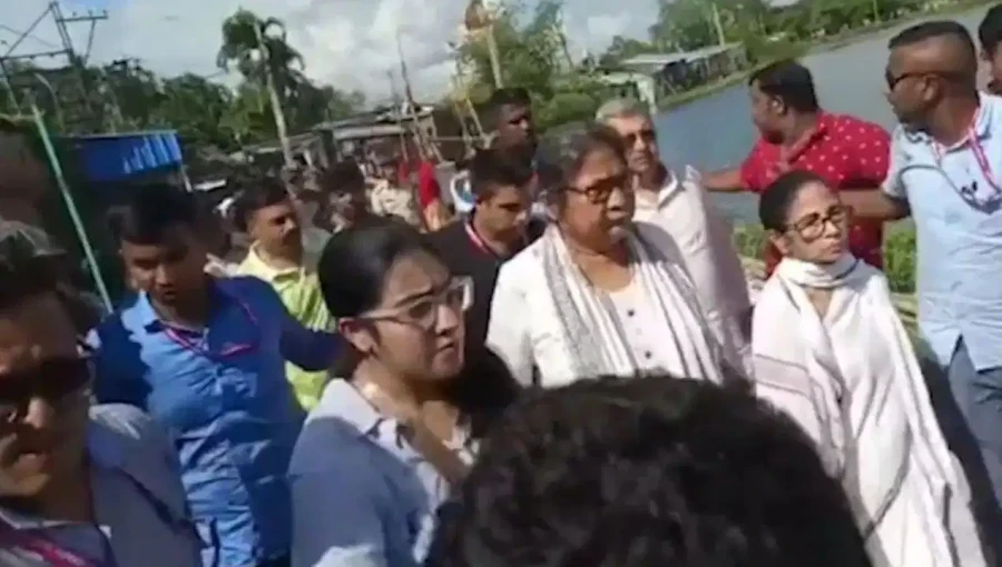 ममता बनर्जी के काफिले पर हमला: प्रदर्शनकारियों ने गाड़ी पर फेंका कीचड़ और जूता