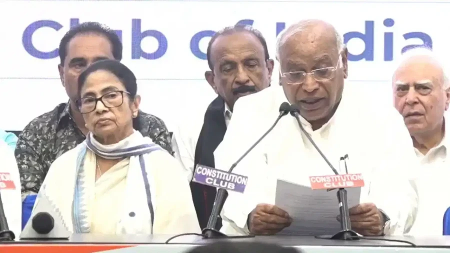 बंगाल हार और पार्टी में टूट का असर? इंडिया गठबंधन की बैठक में मौन रहीं ममता बनर्जी
