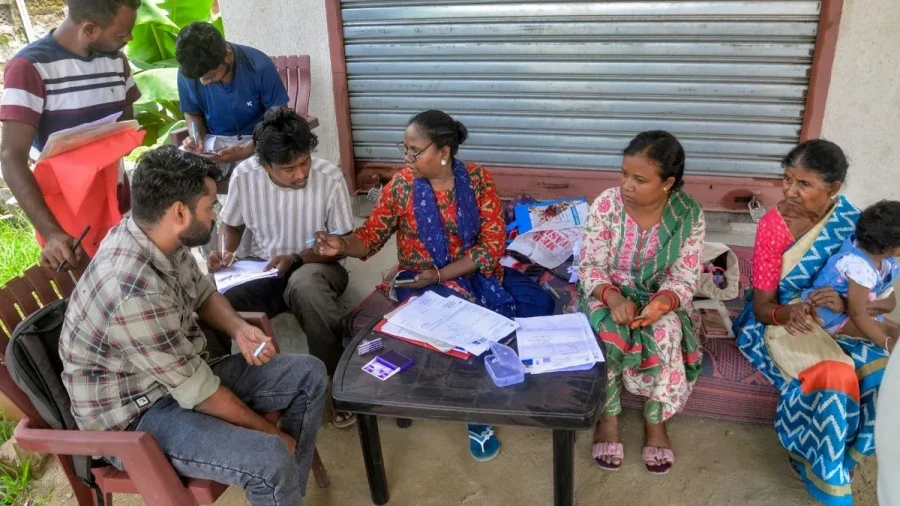 यूपी में चुनाव आयोग का विशेष कैंप, वोटर लिस्ट में नाम जुड़वाने का बड़ा मौका