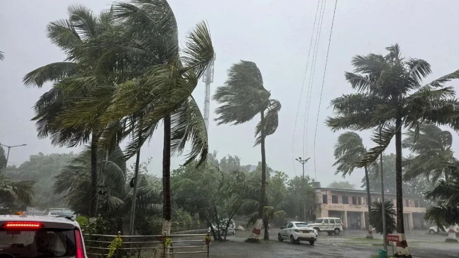 Cyclone impact hits Chhattisgarh UP and Bihar with heavy rain alert in states