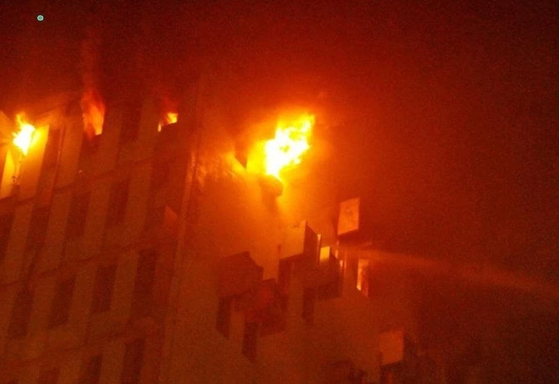 एक बहुमंजिला इमारत पर लगी भीषण आग, 9 लोगो की मौत, आधी रात घटना स्थल पर ममता बनर्जी भी पहुंचीं