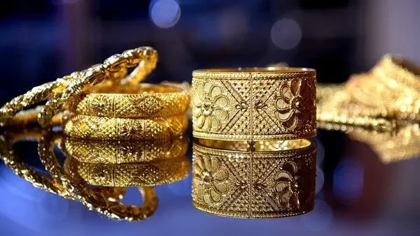 Gold Price Today: सप्ताह के पहले दिन सोने में गिरावट, चांदी भी लुढ़की; चेक करें नए भाव