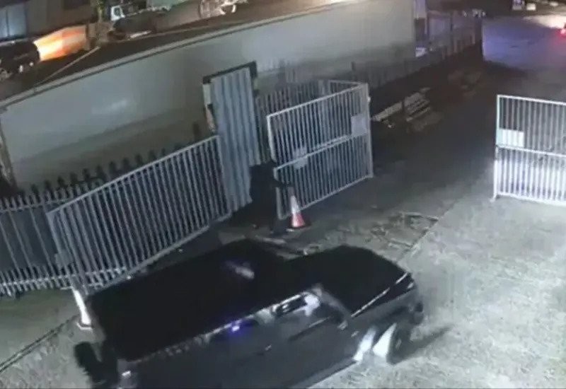 luxury cars worth over 7 crore are stolen by thieves in uk watch video