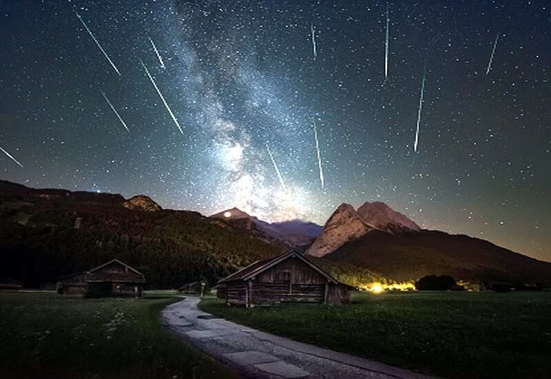 अंतरिक्ष से आए उल्कापिंड, 24 दिनों के लिए पृथ्वी पर होगी इनकी बारिश