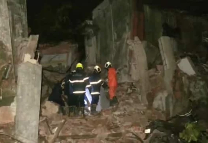 Four-storey building collapses suddenly in Mumbai, 20 to 25 people buried under debris