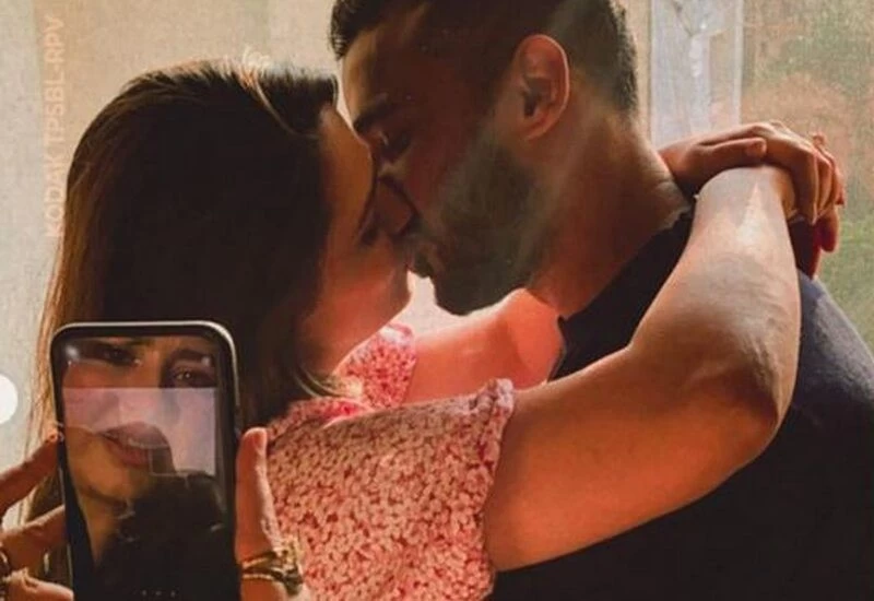 पति रोहित रेड्डी संग रोमांटिक हुईं अनीता हसनंदानी, KISS करते हुए फोटोज वायरल