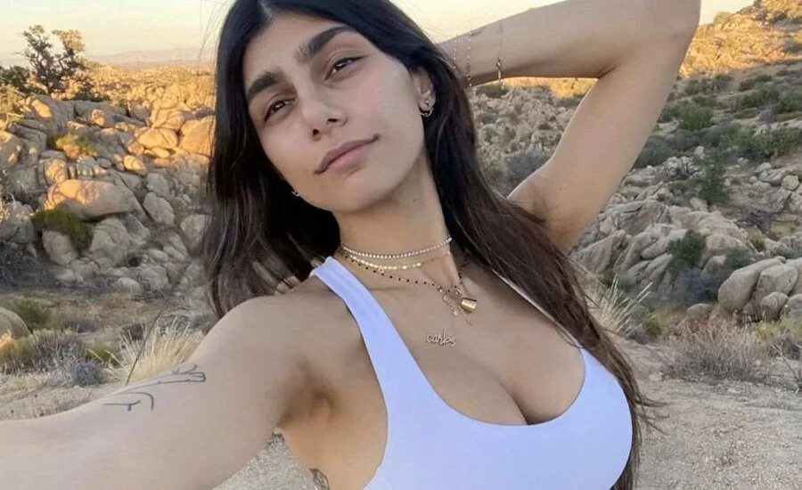 900px x 550px - Are Mia Khalifa breasts fake? Big expenditure disclosed in the video itself