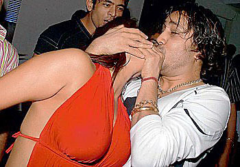 मीका सिंह और राखी सावंत  