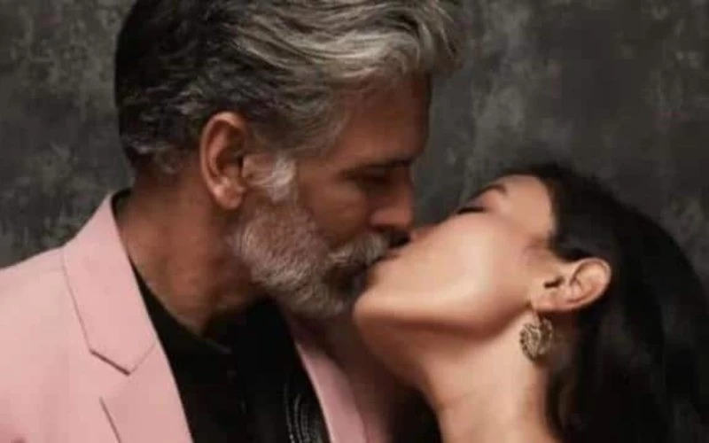 मिलिंद सोमन की पत्नी अंकिता संग लिपलॉक फोटो वायरल, फैंस ने कह दी ये बड़ी बात... देखें VIDEO